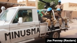 Les Casques bleus de l'ONU du Burkina Faso patrouillent le jour des élections à Tombouctou le 28 juillet 2013. (REUTERS/Joe Penney).