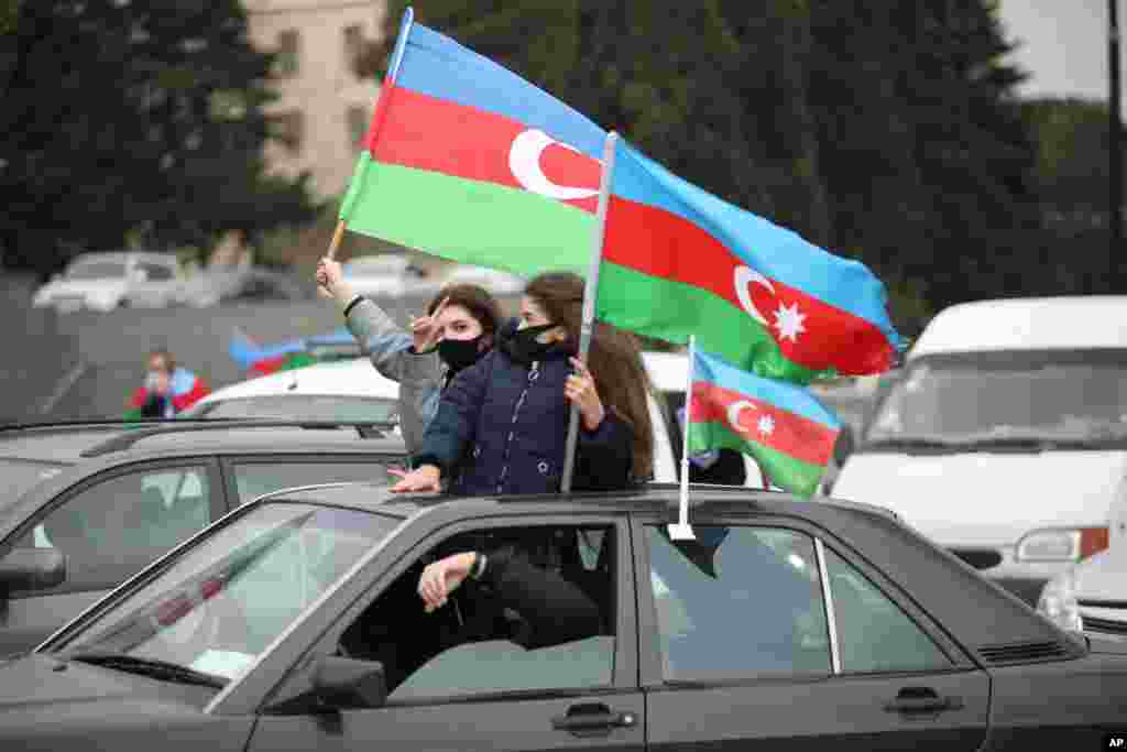 گروهی از شهروندان باکو با پرچم‌های جمهوری آذربایجان. نیروهای نظامی آذربایجان، بخش‌های از مناطق قره‌باغ کوهستانی که تحت کنترل ارمنستان بود را تصرف کردند و این شهروندان جشن گرفته‌اند. 