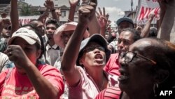 Les partisans du candidat à la présidentielle de l'opposition malgache, Marc Ravalomanana, font des gestes et scandent des slogans lors d'une manifestation au 13 Mai Plaza, à Antananarivo, le 29 décembre 2018.