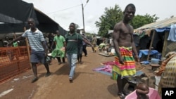 Refugees of the Guere ethnic group carry a dead relative inside a temporary camp set up at a Catholic church in Duekoue, west Ivory Coast, May 2011. (file photo)