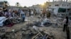 Warga Palestina melihat kerusakan di area tenda di halaman rumah sakit Al Aqsa Martyrs, yang terkena serangan udara Israel di Deir al-Balah, Jalur Gaza tengah, pada Kamis, 5 September 2024. (Foto: AP)