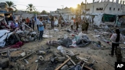 Warga Palestina melihat kerusakan di area tenda di halaman rumah sakit Al Aqsa Martyrs, yang terkena serangan udara Israel di Deir al-Balah, Jalur Gaza tengah, pada Kamis, 5 September 2024. (Foto: AP)