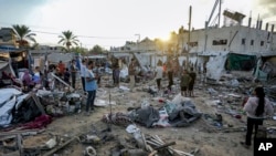 Warga Palestina memeriksa kerusakan di area tenda di halaman Rumah Sakit Martir Al Aqsa, yang terkena pengeboman Israel di Deir al-Balah, Jalur Gaza tengah, 5 September 2024. (Foto: Abdel Kareem Hana/AP Photo)