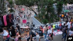 La gente compra cerca de la estación de metro La Hoyada en Nochebuena en Caracas, Venezuela. Diciembre 24, 2020.