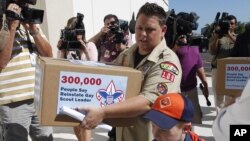 Jennifer Tyrell, una madre lesbiana junto a su hijo de 7 años lideró una campaña y entregaron peticiones firmadas a la oficina central de los Boy Scouts en respaldo al cambio de política.