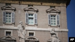 ARCHIVO - La ventana, en el centro, del Palacio Apostólico en la Plaza de San Pedro en el Vaticano desde donde el Papa Francisco bendice a los fieles los domingos está cerrada el 23 de febrero de 2025. 