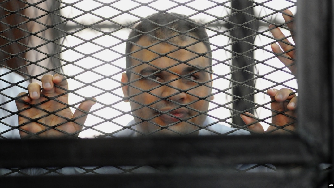 Mohammed Badr, juru kamera Al-Jazeera saat tampil di pengadilan Kairo, Mesir (foto: dok). Badr adalah satu dari 4 wartawan Al-Jazeera yang ditahan di Mesir. 
