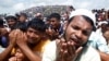 Para pengungsi Rohingya melakukan doa bersama untuk memperingati dua tahun pengungsian di kamp Kutupalong, di Cox's Bazar, Bangladesh, 25 Agustus 2019.