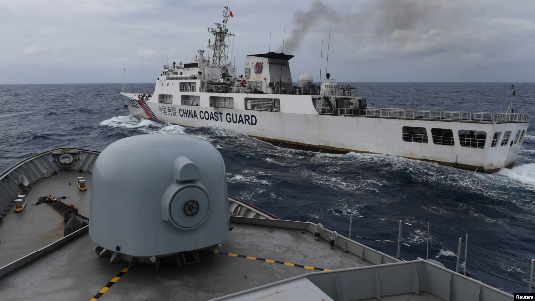 Kapal Garda Pantai China tampak dari kapal TNI AL saat patroli di Zona Ekonomi Eksklusif Indonesia di utara Pulau Natuna, 11 Januari 2020. (Foto: Risyal Hidayat/Antara via Reuters)