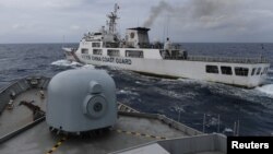 Kapal Garda Pantai China tampak dari kapal TNI AL saat patroli di Zona Ekonomi Eksklusif Indonesia di utara Pulau Natuna, 11 Januari 2020. (Foto: Risyal Hidayat/Antara via Reuters)