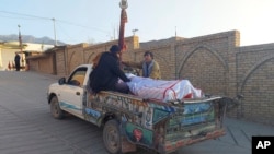 Relatives transport the body of a victim of a gunmen firing incident in Parachinar, main town of Kurram district of Pakistan's northwestern Khyber Pakhtunkhwa province, Nov. 22, 2024. 