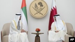 شیخ تمیم بن حمد آل ثانی، امیر قطر، در دیدار با شیخ محمد بن زاید آل نهیان، رئیس امارات متحده عربی (آرشیو)