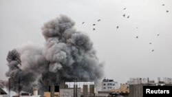 El humo se eleva tras los ataques israelíes en Gaza, 9 de octubre de 2023. 