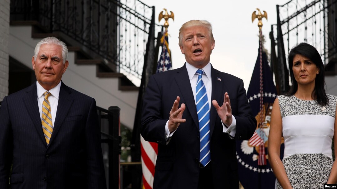 Dari kanan, Menlu AS Rex Tillerson, Presiden Donald Trump dan Duta Besar AS di PBB Nikki Haley berbicara kepada wartawan setelah rapat di New Jersey (11/8).