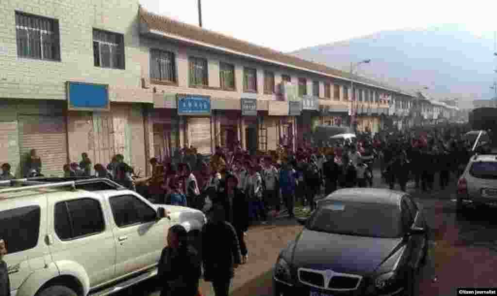 据报道数百甚至数千名藏人走上青海同仁街头抗议。