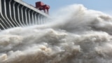 2018年7月15日，中国湖北省宜昌市发生大雨和洪灾后，长江三峡大坝排洪。