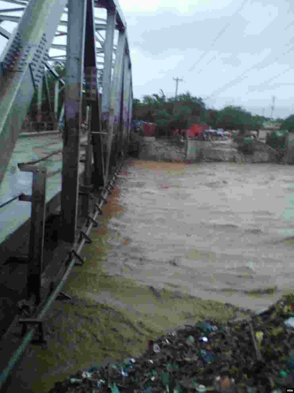 Así quedó el puente Croix-des-Missions cerca a Puerto Príncipe.