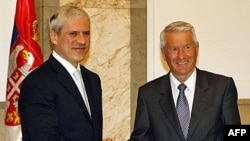 Predsednik Srbije Boris Tadić (levo) i generalni sekretar Saveta Evrope Torbjorn Jagland rukuju se tokom današnjeg susreta u Predsedništvu Srbije