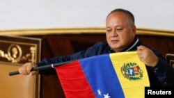 El presidente de la Asamblea Nacional Constituyente, Diosdado Cabello, sostiene una bandera de Venezuela durante una sesión en Caracas, el 12 de agosto de 2020.