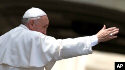 El papa Francisco sale de la audiencia general de los miércoles en la Plaza de San Pedro, en el Vaticano.