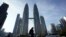 မလေးရှားနိုင်ငံ Kuala Lumpur မြို့က Twin Towers အနီး မြင်ကွင်း။ (မတ် ၁၈၊ ၂၀၂၀)
