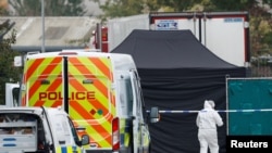 Policija na mjestu događaja gdje su tijela pronađena u kontejneru za teretna vozila u Graysu, Essex, Velika Britanija, 23. listopada 2019. REUTERS / Peter Nicholls