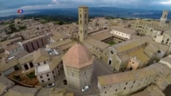 Recreating an Ancient Tuscan Town in 3-D Cyberspace