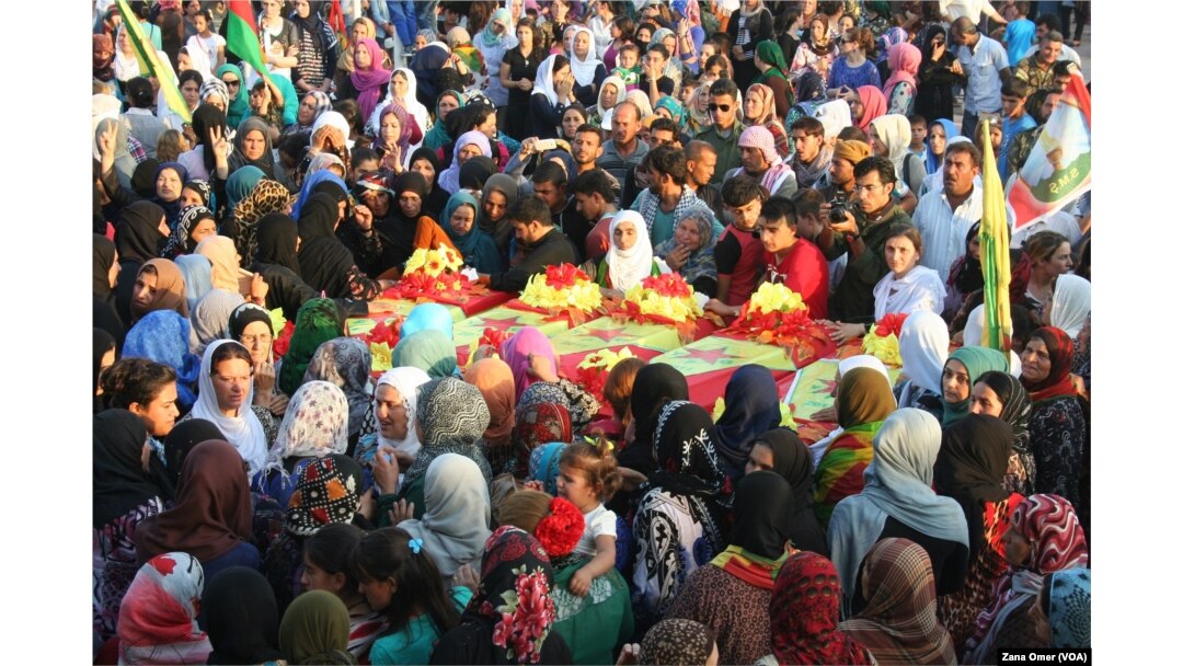 مەراسیمی بەخاکسپاردنی تەرمی ژمارەیەک شەڕڤان کە لە شەڕی مەنبج گیانیان لەدەسـتدا