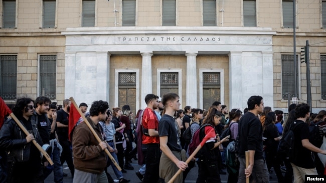 20 Kasım 2024 - Sokağa çıkan halk, yüksek fiyatları protesto etmek için Yunanistan Merkez Bankası'nın önünde yürüdü.