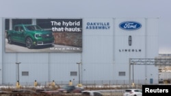 Los vehículos pasan a toda velocidad por la planta de ensamblaje de Ford en Oakville mientras aumentan las tensiones comerciales por los aranceles estadounidenses y las medidas de represalia de Canadá, Oakville, Ontario, Canadá, 2 de febrero de 2025.