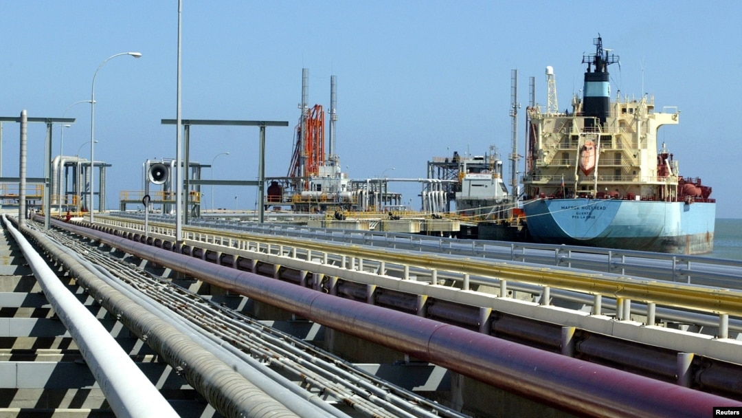 Un buque cisterna frente a la terminal de carga de una refinería de petróleo en Venezuela. Foto de archivo.