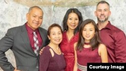 ທ່ານ ຍອດ (ຈອນ) ສີສຸວັນ ແລະພັນລະຍາຂອງເພິ່ນ ທີ່ອົບພະຍົບຈາກລາວ ມາຕັ້ງຖິ່ນຖານຢູ່ ໃນລັດອາຣີໂຊນາ ຖ່າຍຮູບກັບລູກສາວ (ກາງ) ແລະລູກເຂີຍ ແລະຫລານສາວ