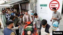 Một người phụ nữ bị thương sau một vụ nổ ở Kabul, Afghanistan, ngày 8 tháng 5, 2021.