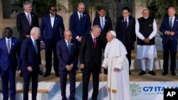 Presidentes miembros e invitados de alto nivel del grupo conocido como G7, entre ellos el presidente estadounidense Joe Biden, así como el papa Francisco, conversan durante la foto oficial de la reunión en Borgo Egnazia, Italia, este viernes 14 de junio de 2024.