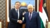 Esta imagem fornecida pelo gabinete de imprensa da Autoridade Palestiniana (PPO) mostra o Presidente palestiniano Mahmud Abbas (R) reunido com o secretário de Estado dos EUA, Antony Blinken, na cidade de Ramallah, na Cisjordânia. 5 de novembro 2023.