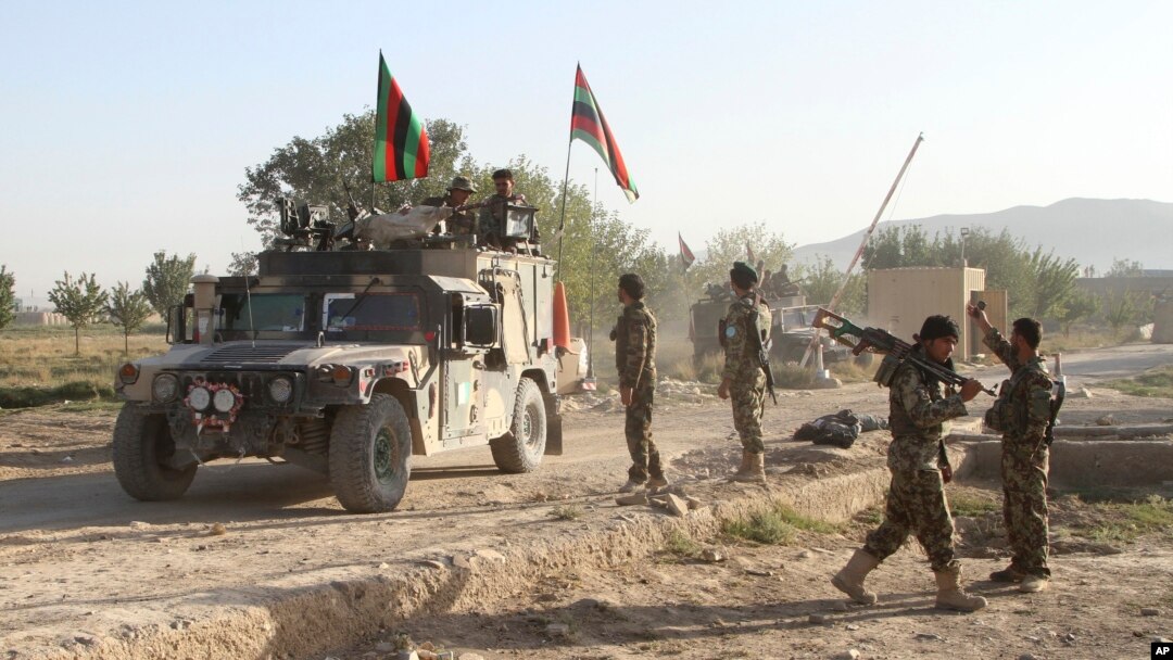 Tentara Afghanistan usai bentrokan dengan militan Taliban (foto: ilustrasi). 