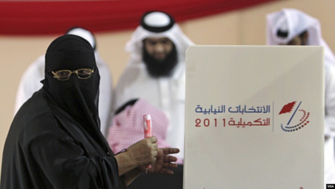 Seorang wanita menggunakan hak pilihnya di kota Hamand, Bahrain (24/9).