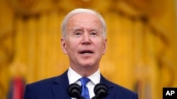 ARCHIVO - El presidente de EE. UU., Joe Biden, habla durante un evento por el Día Internacional de la Mujer en la Casa Blanca, el 8 de marzo de 2021.
