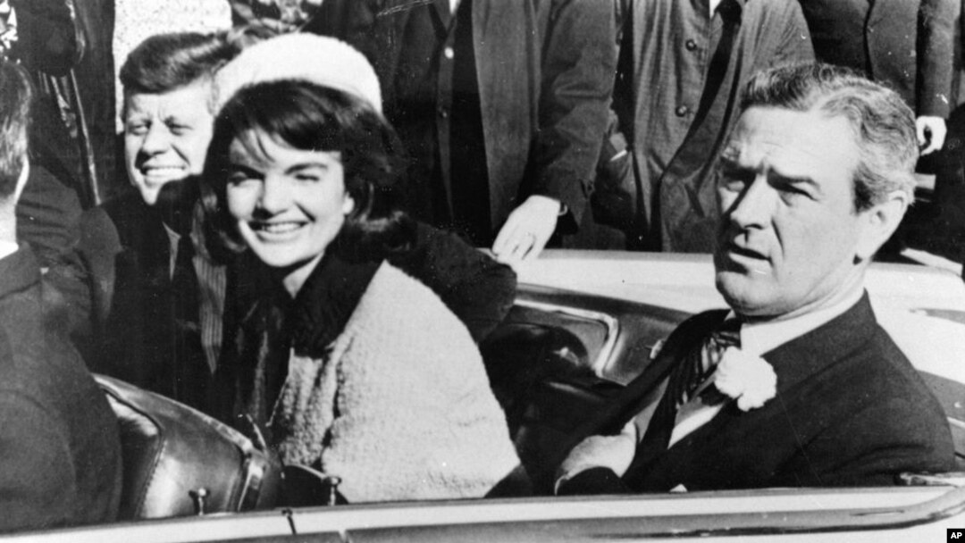  Presiden John F. Kennedy dan istrinya, Jacqueline mengendarai limusin bersama Gubernur Texas, John Connally, dari Bandara Udara Love Field di Dallas, Texas, sesaat sebelum penembakan, 22 November 1963. (AP Photo)