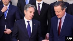美国国务卿布林肯（左）与英国外相卡梅伦2024年4月4日在布鲁塞尔北约外长会议上。