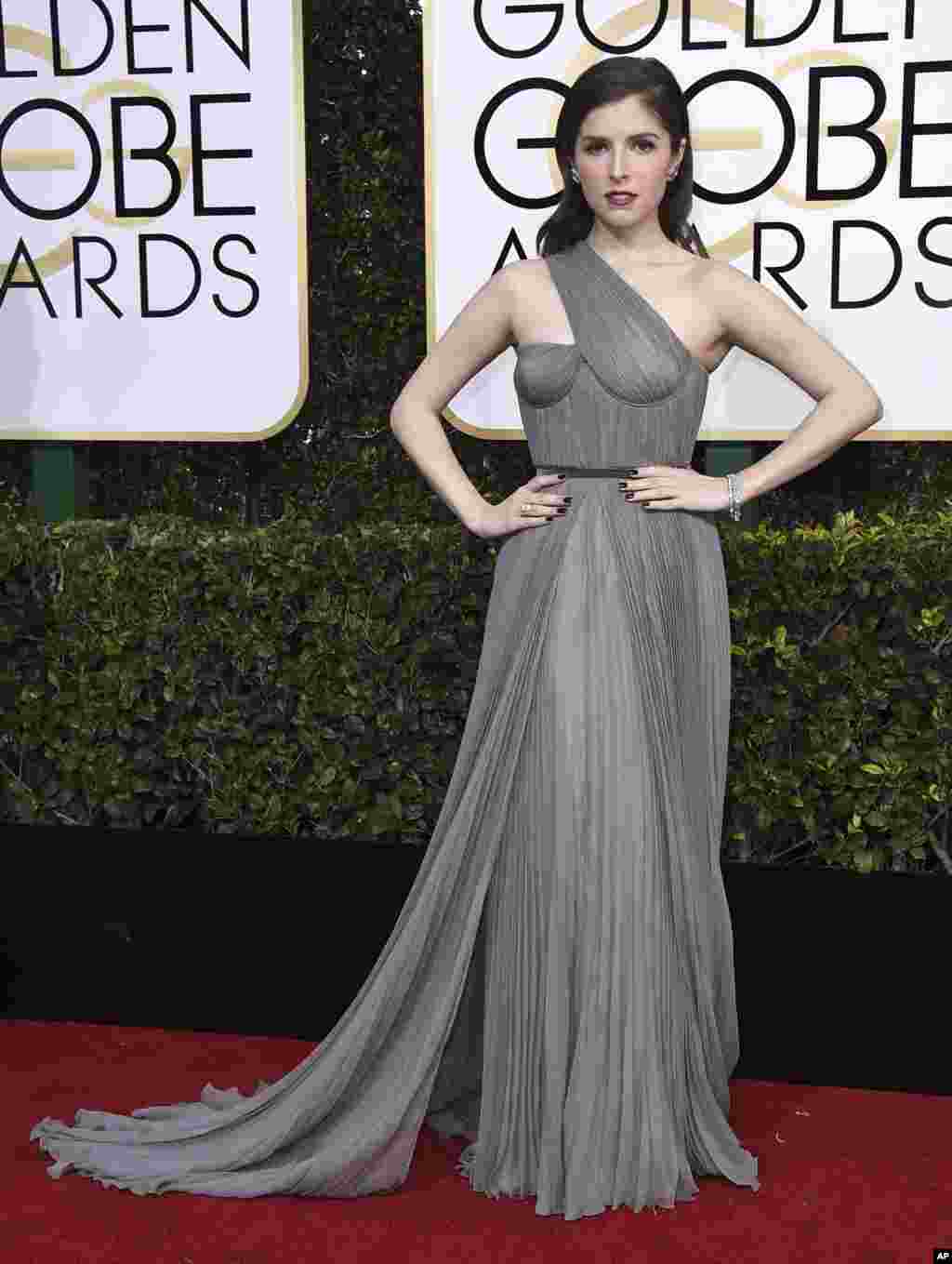 Aktris Anna Kendrick&nbsp;tiba di tempat penyelenggaraan Golden Globe Awards ke-74 di Beverly Hilton Hotel (8/1) di Beverly Hills, California. (Jordan Strauss/Invision/AP)