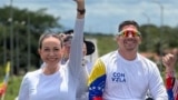 ARCHIVO - El periodista venezolano Luis Pérez, (Der) al lado de la líder opositora María Corina Machado durante la campaña presidencial opositora por Venezuela. 