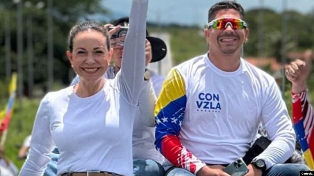 ARCHIVO - El periodista venezolano Luis Pérez, (Der) al lado de la líder opositora María Corina Machado durante la campaña presidencial opositora por Venezuela. 