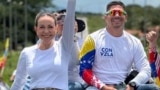 ARCHIVO - El periodista venezolano Luis Pérez, (Der) al lado de la líder opositora María Corina Machado durante la campaña presidencial opositora por Venezuela. 