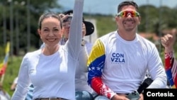 ARCHIVO - El periodista venezolano Luis Pérez, (Der) al lado de la líder opositora María Corina Machado durante la campaña presidencial opositora por Venezuela. 