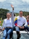 ARCHIVO - El periodista venezolano Luis Pérez, (Der) al lado de la líder opositora María Corina Machado durante la campaña presidencial opositora por Venezuela. 