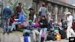 Un grupo de migrantes venezolanos espera servicios gratuitos que ofrece la ciudad de Bogotá, Colombia, el jueves 27 de septiembre de 2018. 