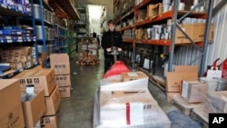 جابجایی یک پالت آماده برای صادرات در کارخانه‌ای در لندن. ۲۴ اکتبر ۲۰۱۹