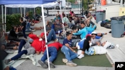 Nedavno pristigli migranti čekaju u garaži američke carinske i granične službe - Marathon Border Patrol Station, 4. januara 2023., u Marathonu, Florida.