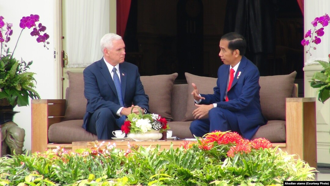 Presiden Jokowi berbincang dengan Wakil Presiden Amerika Serikat Mike Pence di teras belakang Istana Merdeka (20/4)